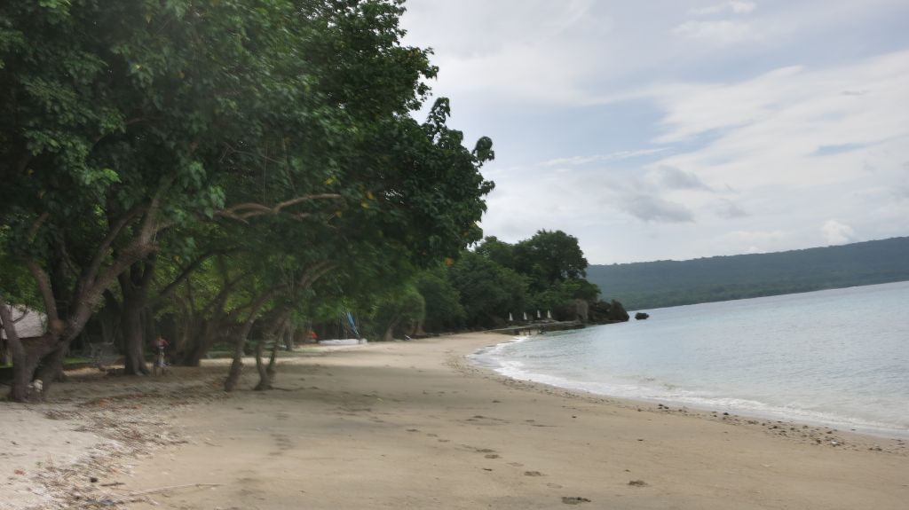 Click to enlarge image Pulau_Moyo_200m_Beachfront_Amanwana_hotel_sumbawa6.JPG